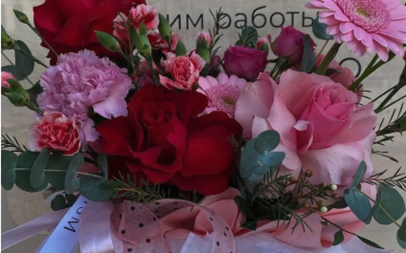 Шляпная коробка с розами и диантусом