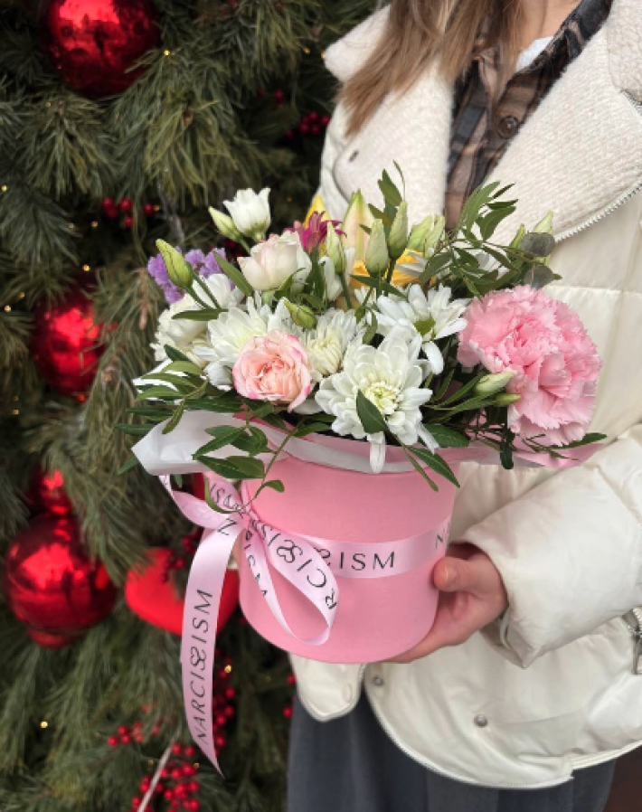 Шляпная коробка с хризантемой, диантусами и эустомой