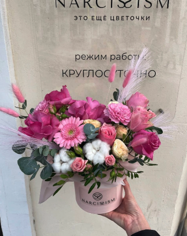 Шляпная коробка с гермимни и розами