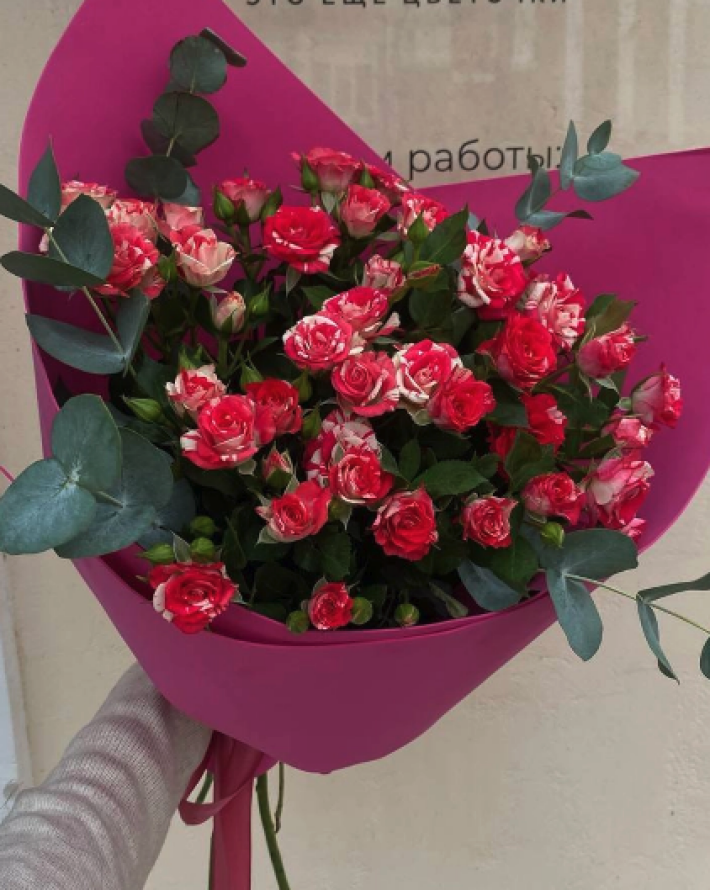 Букет кустовых роз с эвкалиптом