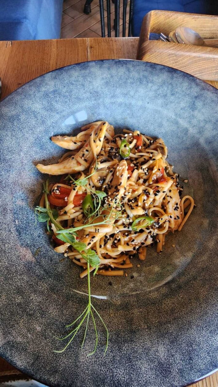 WOK по-тайски с курицей и лапшой