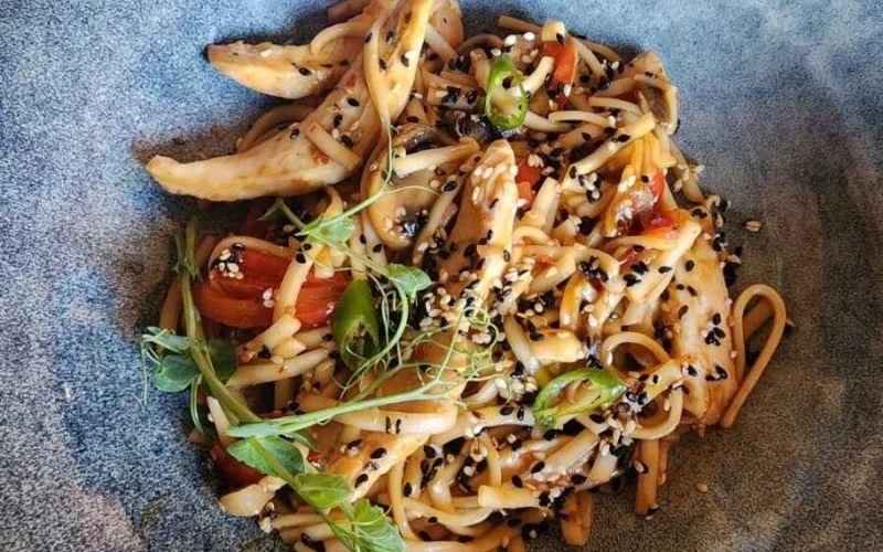 WOK по-тайски с курицей и лапшой