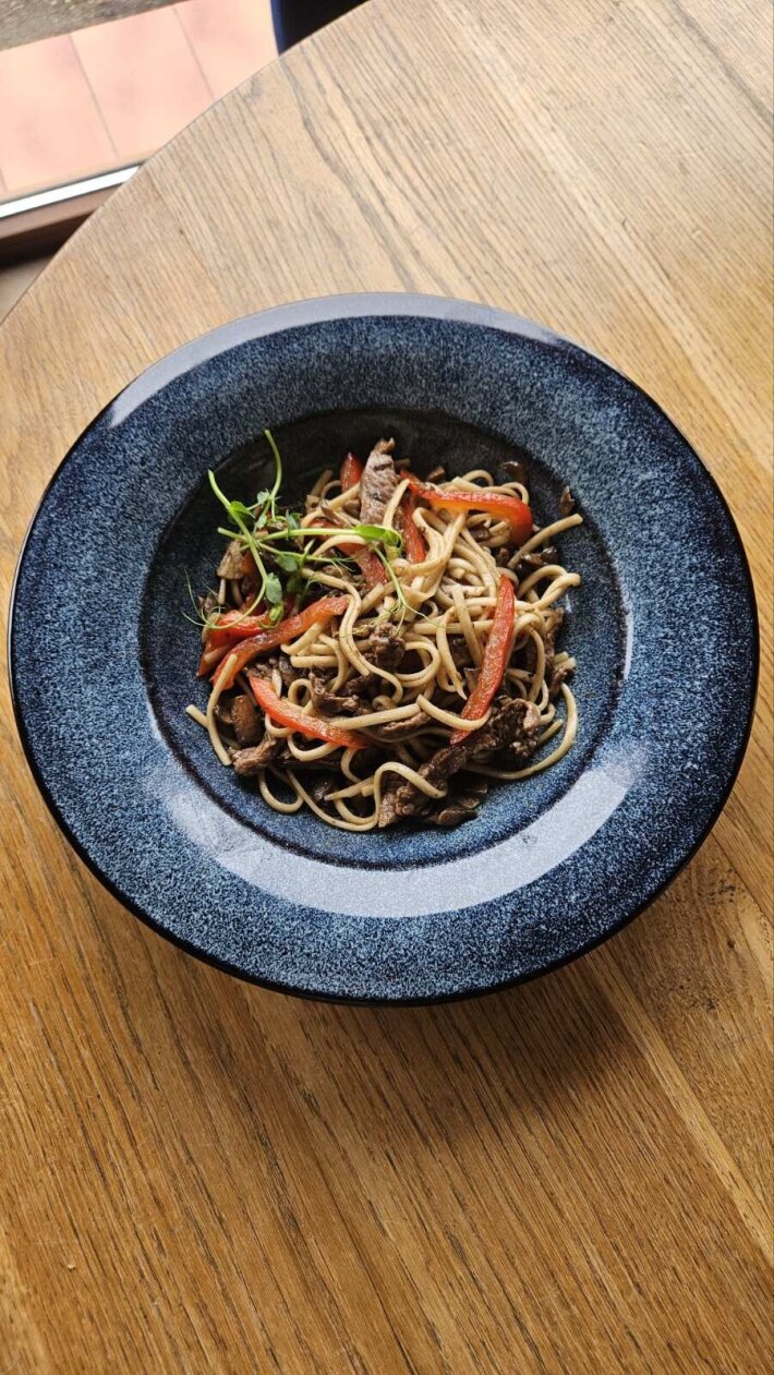 WOK по-тайски с говядиной и лапшой