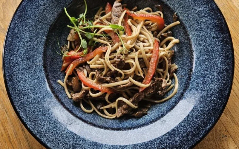 WOK по-тайски с говядиной и лапшой