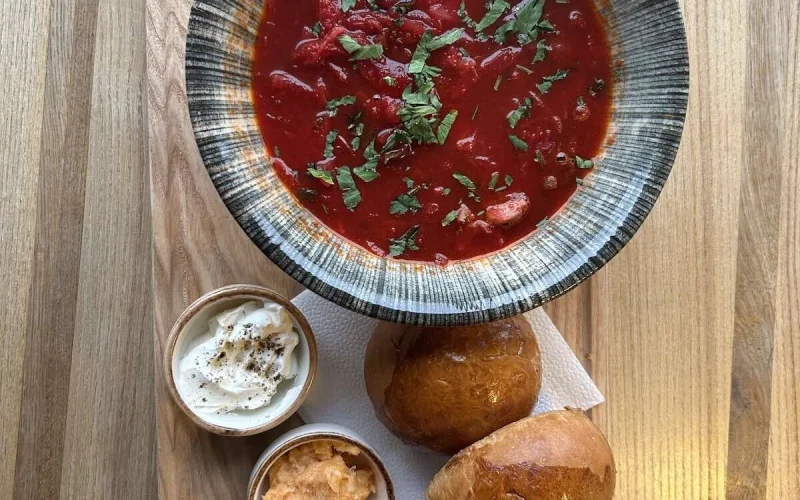 Борщ с чесночными пампушками и смальцем