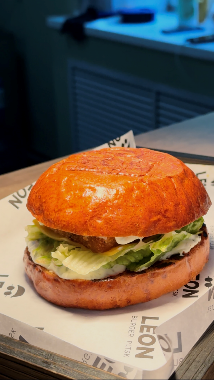 Бургер с филе трески