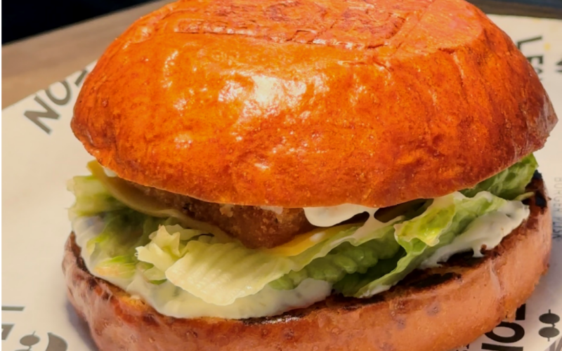 Бургер с филе трески