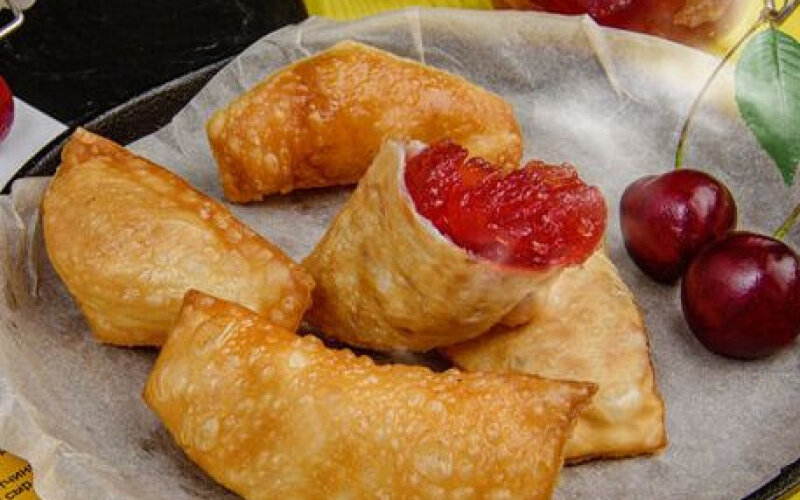 Мини чебуреки с клубничным джемом
