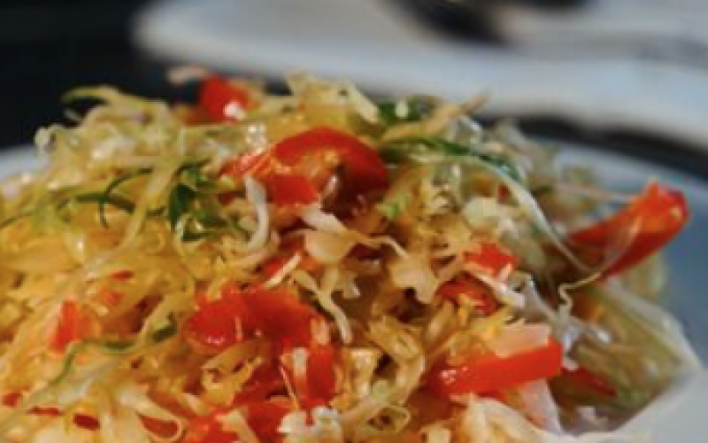 Салат из капусты с перцем и кукурузой