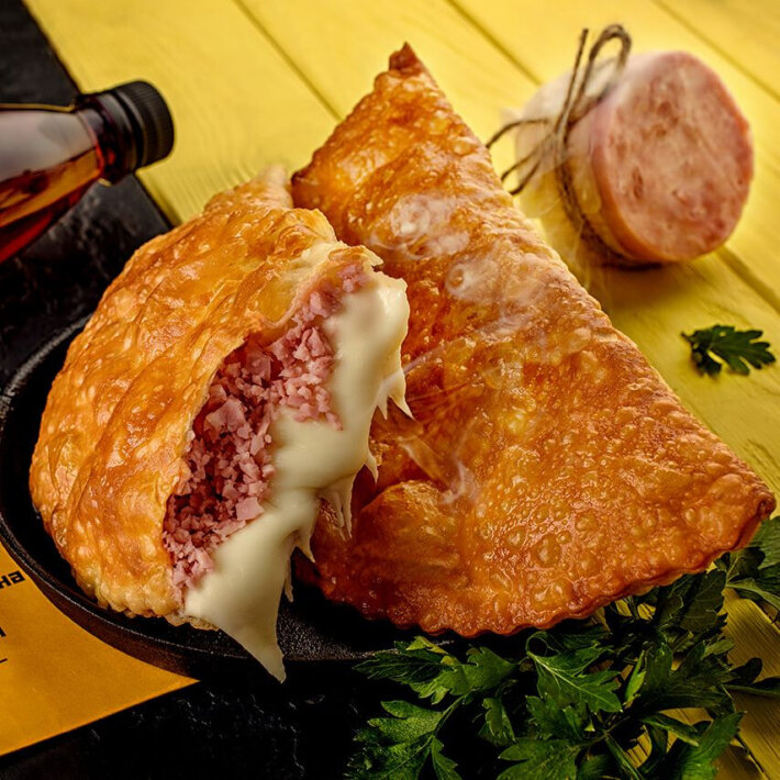 Чебурек с сыром и ветчиной