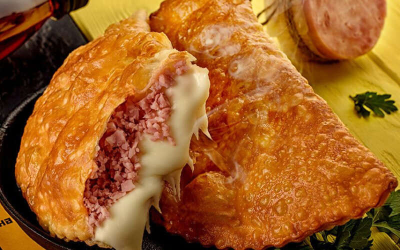 Чебурек с сыром и ветчиной