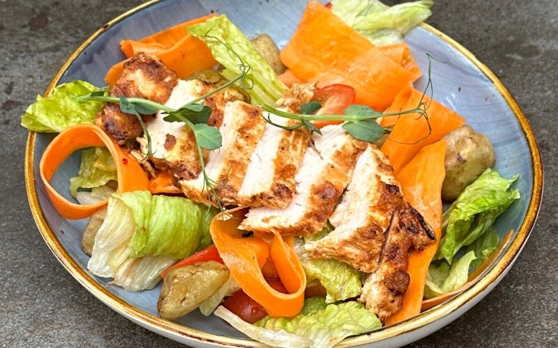 Салат с хрустящим баклажаном и
цыпленком