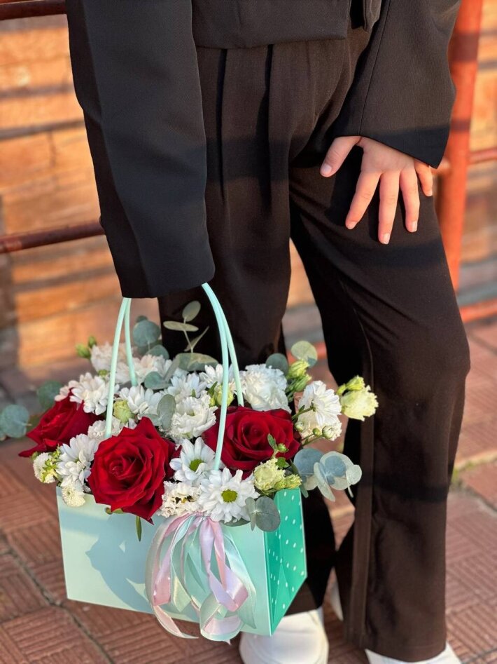 Цветочная композиция в сумочке №2