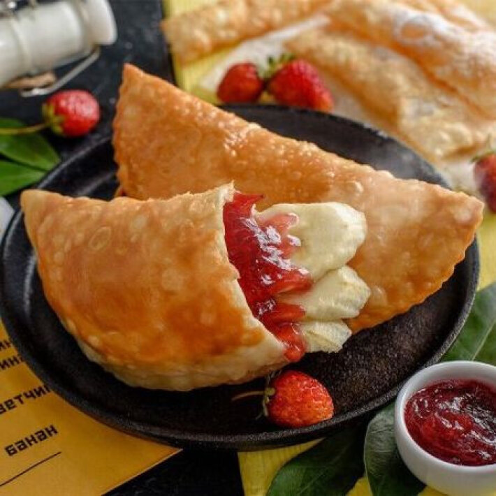 Чебурек с клубникой и бананом