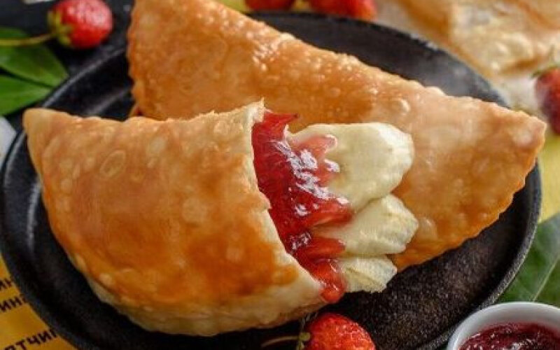 Чебурек с клубникой и бананом