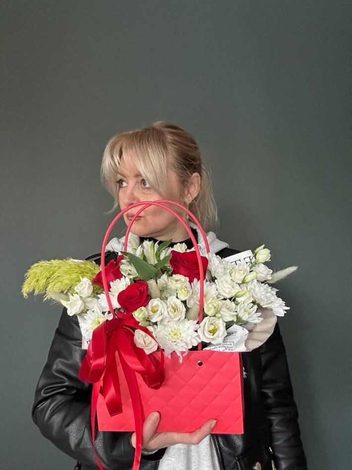 Цветочная композиция в сумочке №1