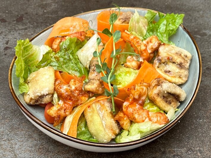 Салат с хрустящим баклажаном и
креветкой