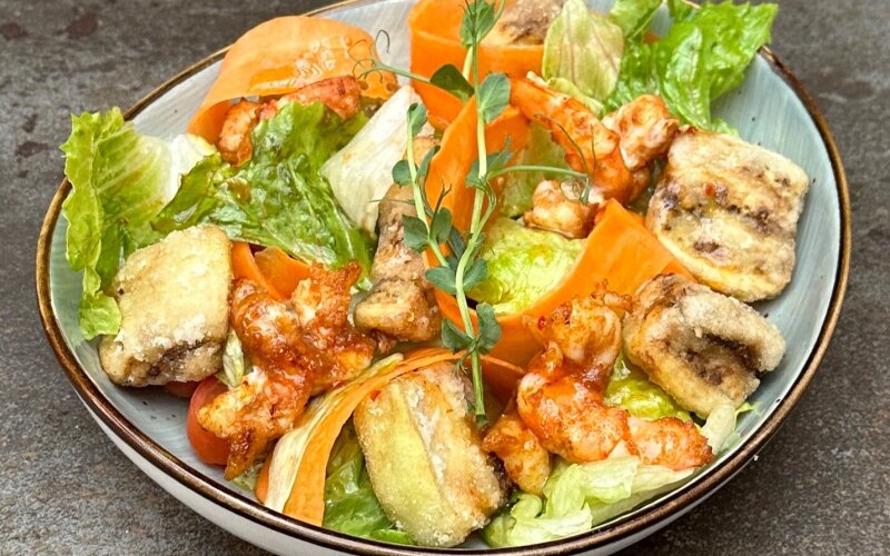 Салат с хрустящим баклажаном и
креветкой