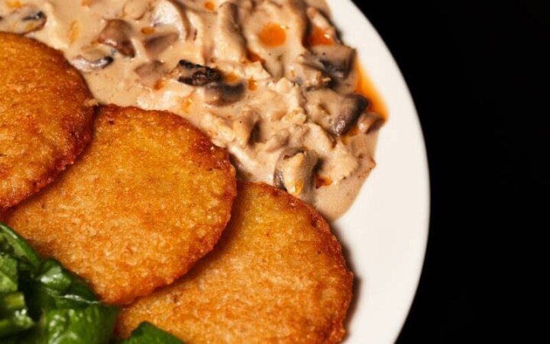 Драники с филе цыплёнка и зелёным салатом
