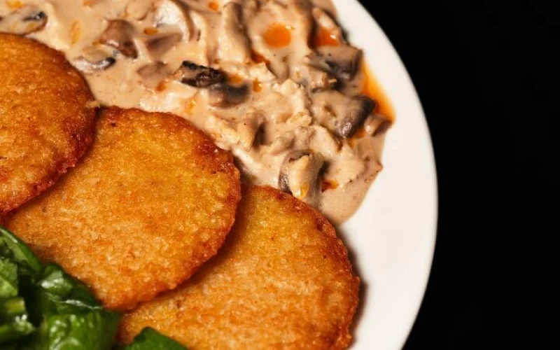 Драники с филе цыплёнка и зелёным салатом
