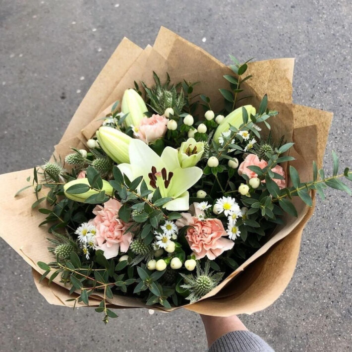 Сборный букет из лилии и гвоздик