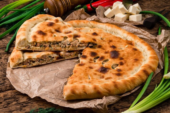 Пирог с курицей, брокколи, сыром «Моцарелла» в сливочно-чесночном соусе