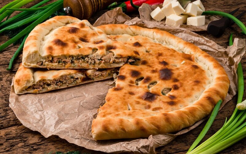 Пирог с курицей, брокколи, сыром «Моцарелла» в сливочно-чесночном соусе