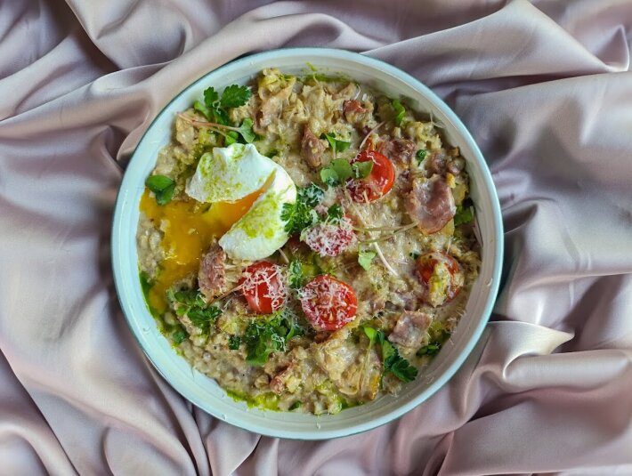 Овсянка с беконом и яйцом-пашот