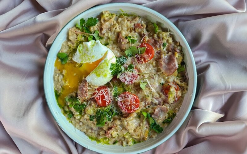 Овсянка с беконом и яйцом-пашот