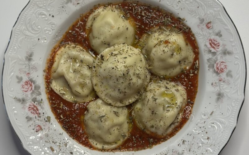 С говядиной и томатным соусом