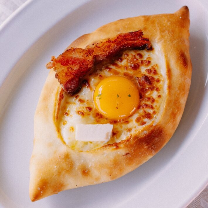 Хачапури по-аджарски с беконом