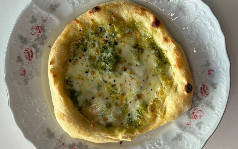 Лепешка с сыром и травами