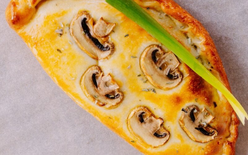 Гурули с грибами, яйцом и укропом