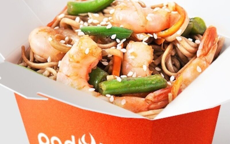 Морепродукты в кисло-сладком соусе с лапшой соба