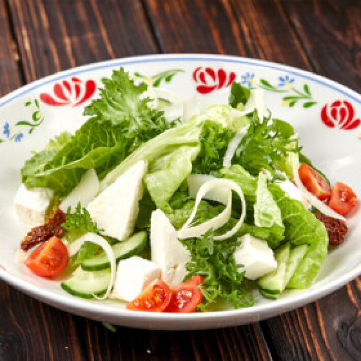 Салат с адыгейским сыром и вялеными помидорами