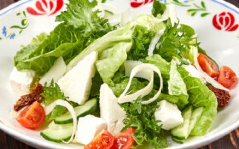 Салат с адыгейским сыром и вялеными помидорами