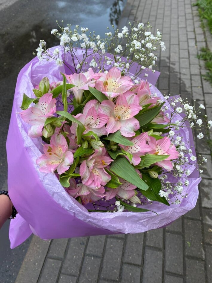 Букет из 5 альстромерий и гипсофилы