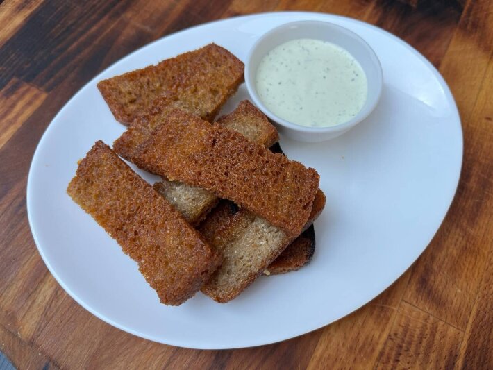 Гренки с соусом