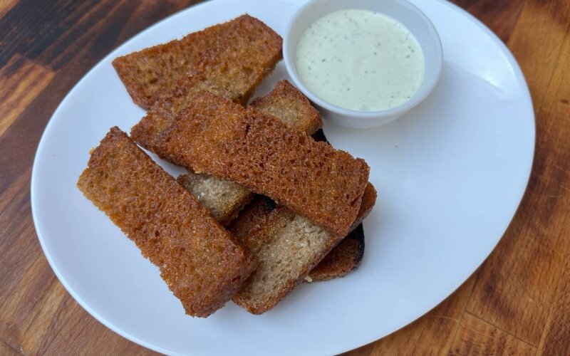 Гренки с соусом