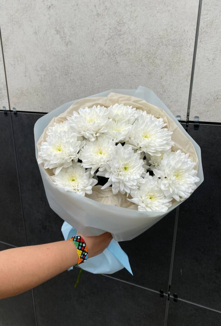 Букет из 3 хризантем в упаковке
