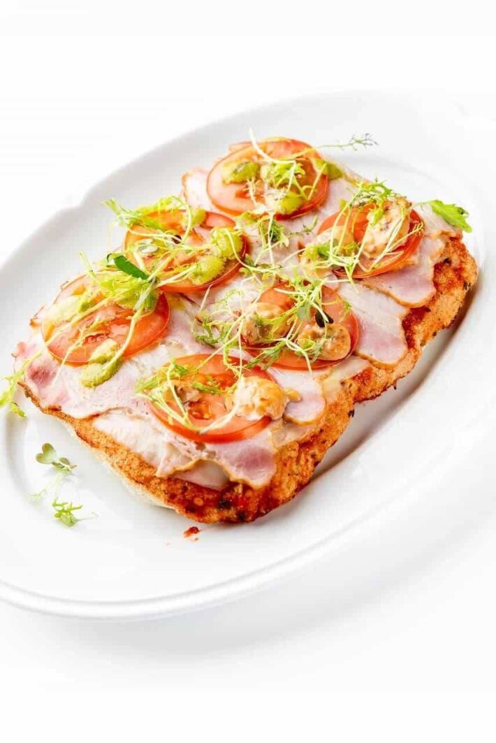 Пинса с беконом, помидорами и трюфельным соусом
