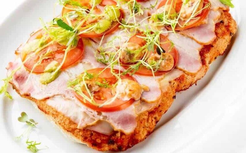 Пинса с беконом, помидорами и трюфельным соусом