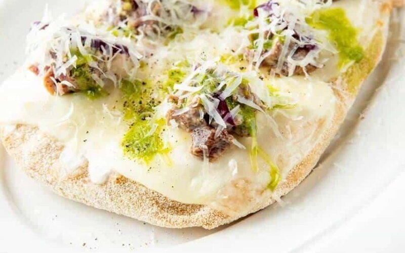 Пинса с тартаром из говядины и трюфельным соусом