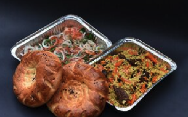 Плов с говядиной и салатом