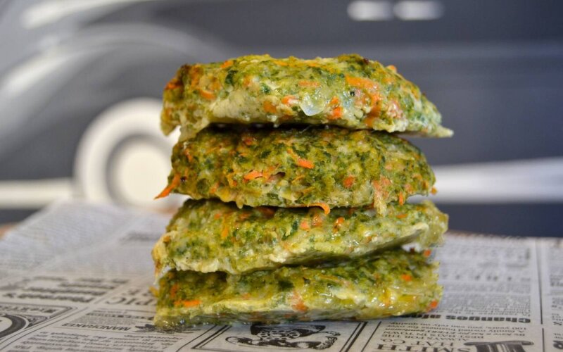 Котлета куриная со шпинатом, сыром и морковью