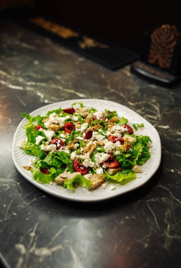 Салат с цыплёнком и черешней