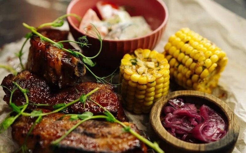 Рёбра BBQ с кукурузой и салатом