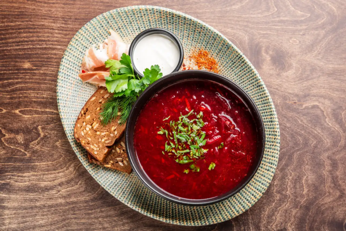 Борщ с говядиной, сметаной и салом