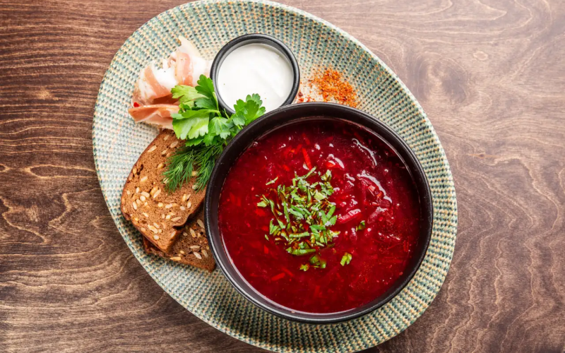 Борщ с говядиной, сметаной и салом