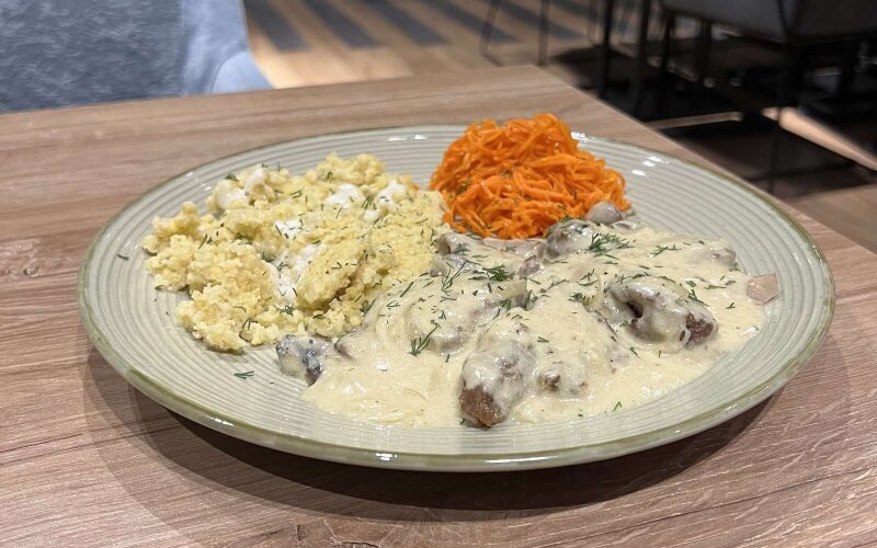 Куриная печень жареная с луком в сливочно-сметанным соусе с макаронами «Бантики»